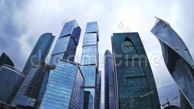 风暴云浮在莫斯科国际商务中心的摩天大楼上。 菲什耶。 时间流逝。 UHD-4K